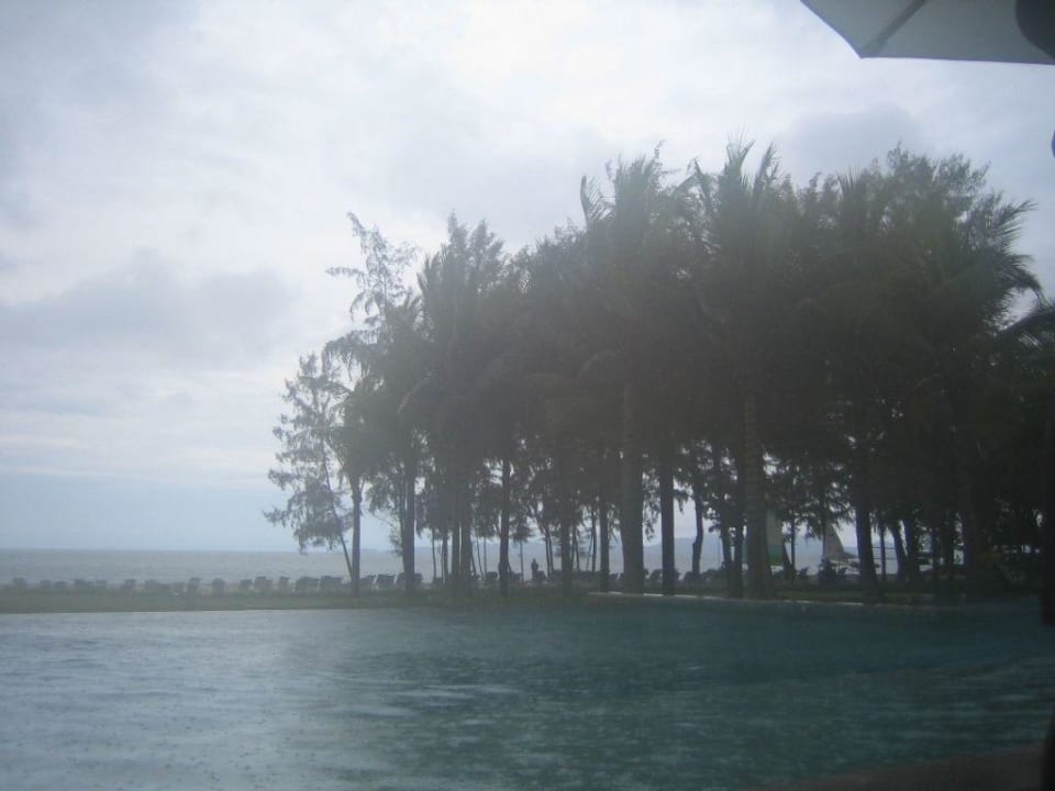 Blick über den Pool bei Regen Dusit Thani Krabi Beach Resort