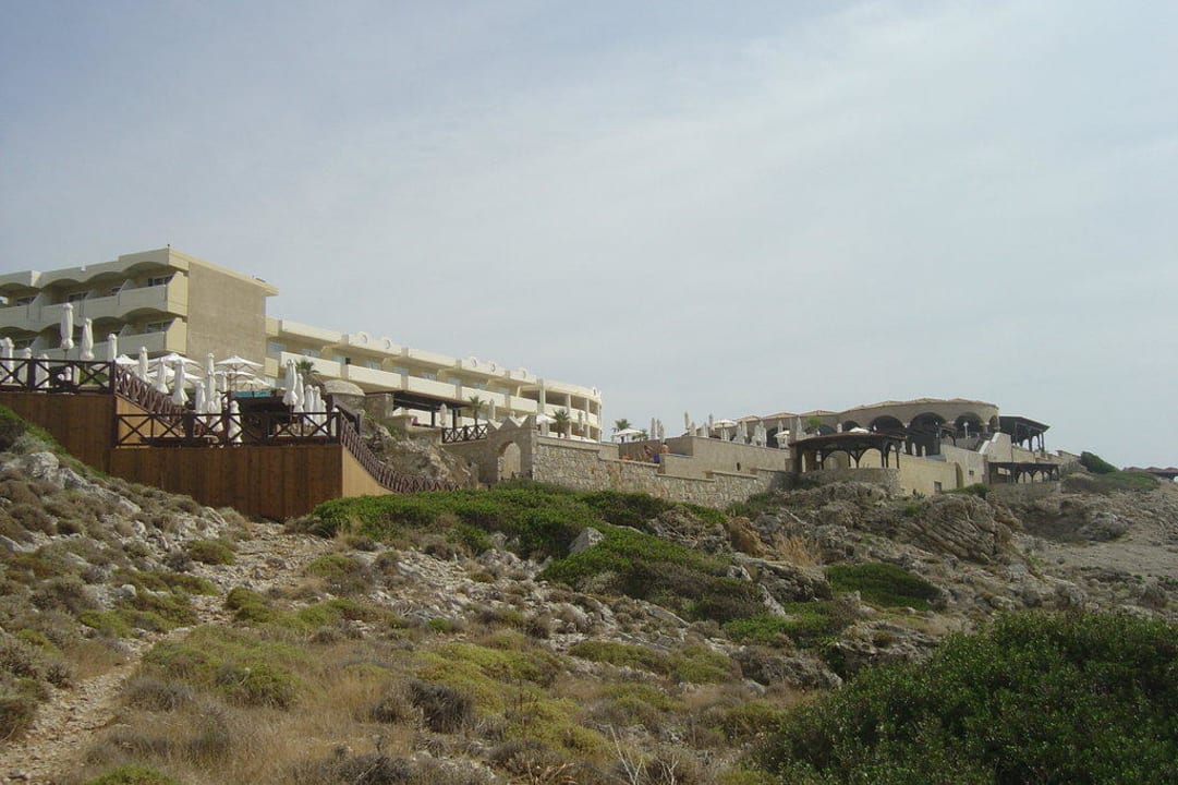 Blick vom Wasser auf das Hotel Hotel Kalithea Horizon Royal