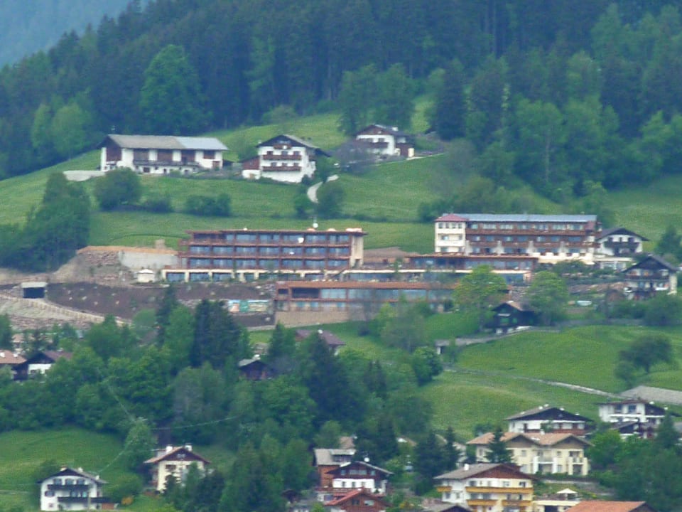 Das Hotel aufgenommen beim Abstieg vom Knottnkino Hotel Chalet Mirabell