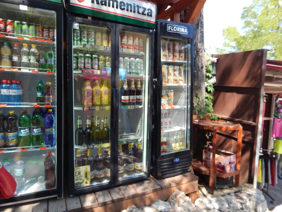 Sklepik niedaleko hotelu. Hotel Atlas