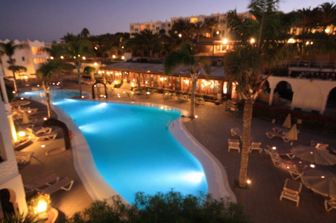 Pool nachts vom Balkon 39e Sotavento Beach Club