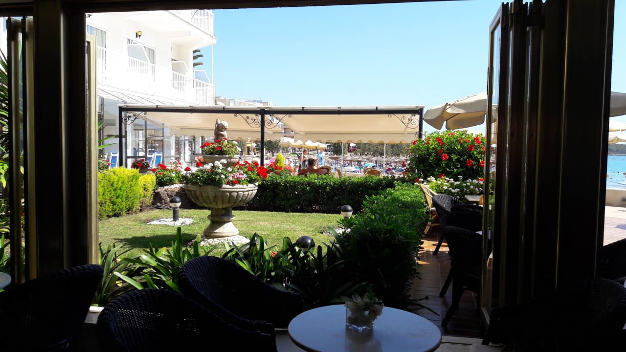 Blick von der Bar aus Richtung Strand Hotel Club S'Illot