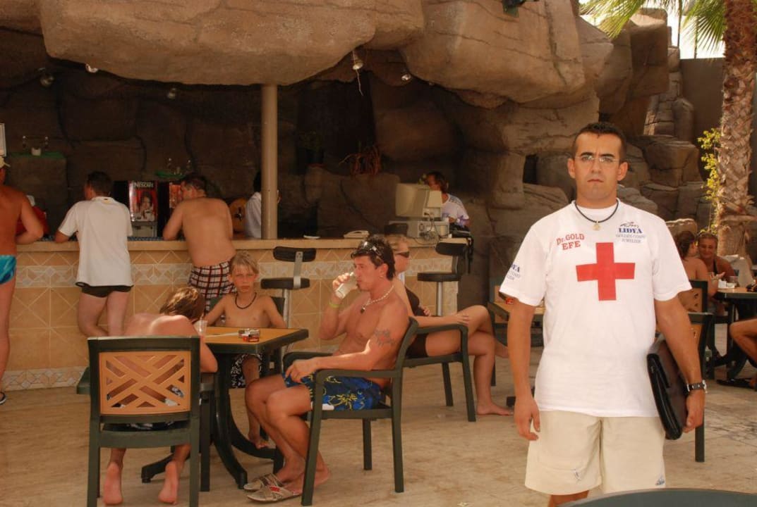 Dr Gold grüsst die gaeste an der Poolbar VONRESORT Golden Coast