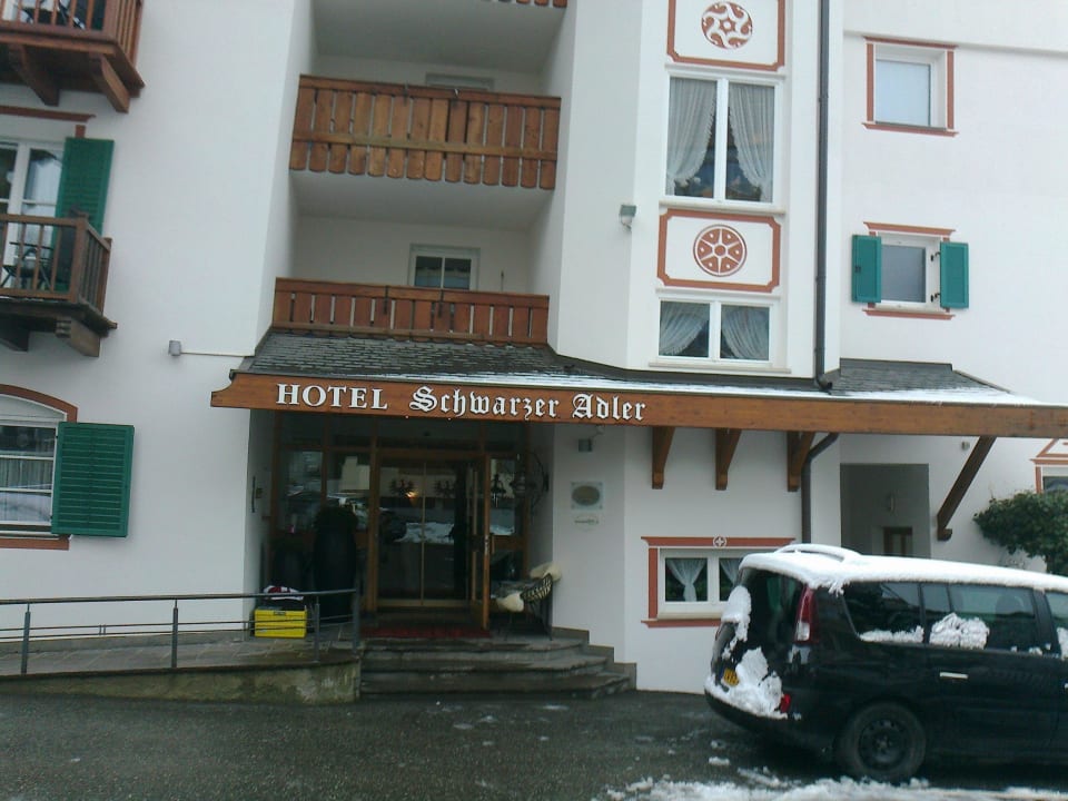 Hoteleingang vom Parkplatz Hotel Schwarzer Adler