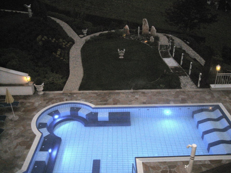 Sole-Aussenpool am Abend Hotel Friedheim