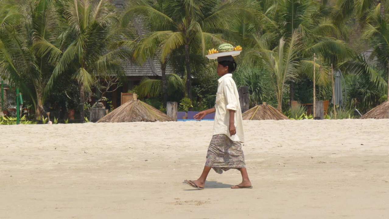 Frisches Obst wird zum Liegestuhl gebracht Aureum Palace Hotels & Resorts Ngapali