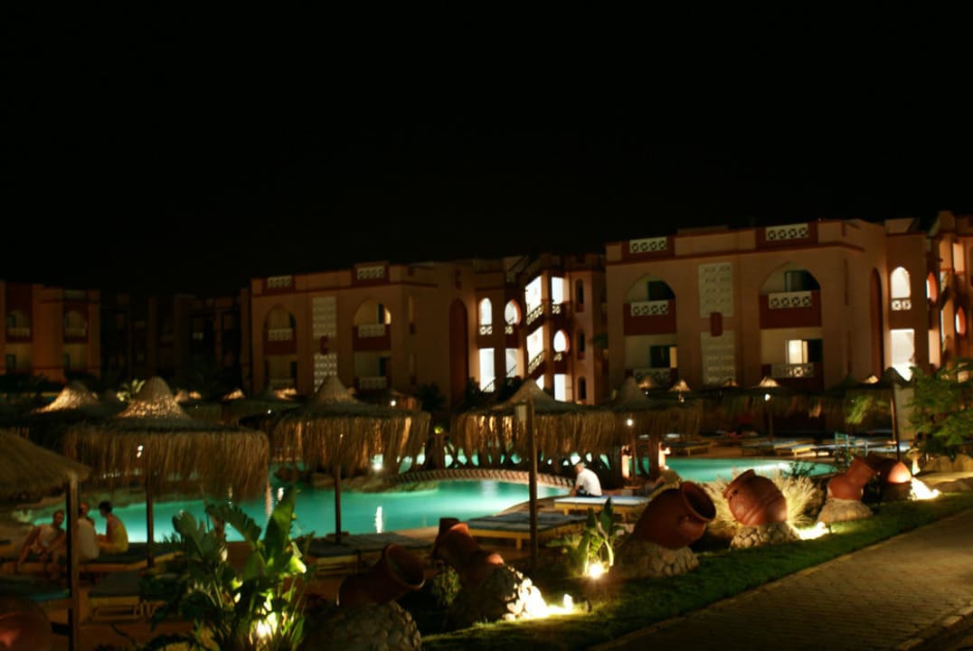 Hotelowy basen nocą Pickalbatros Aqua Park Resort - Hurghada