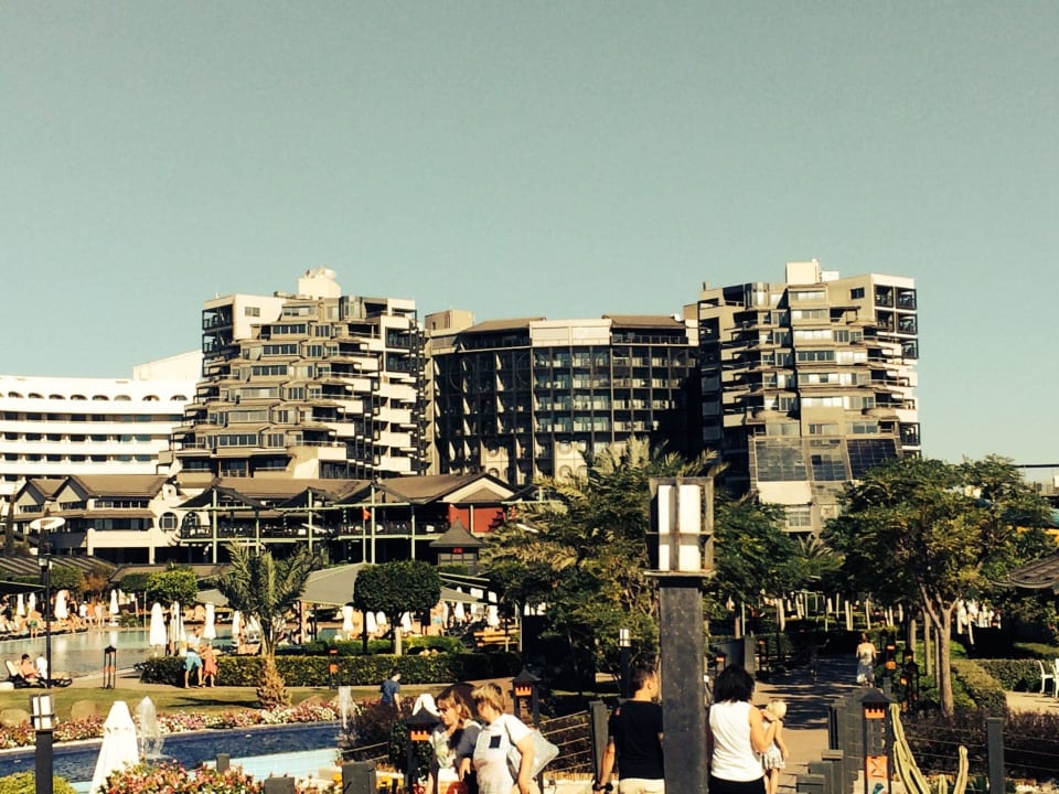 Het hotel vanaf het strand gezien Limak Lara Deluxe Hotel & Resort