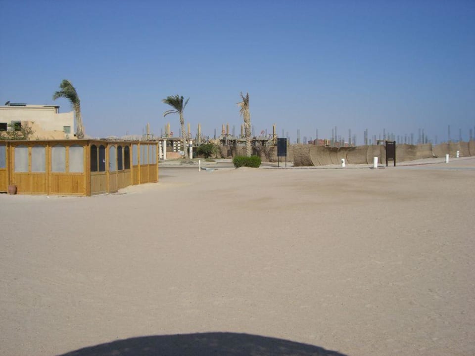 Strand mit Hotelneubau im Hintergrund Hotel Three Corners Ocean View prestige - Adults only