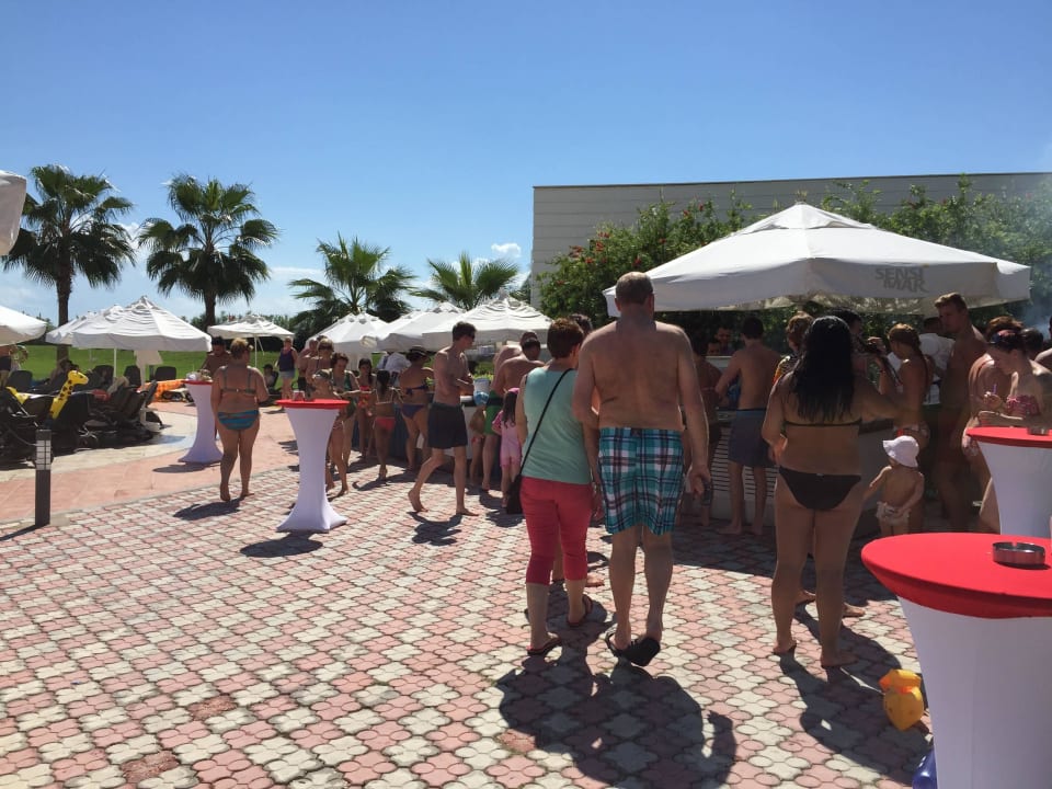 Türkischer Feiertag/Mittag am Pool Sherwood Dreams Resort