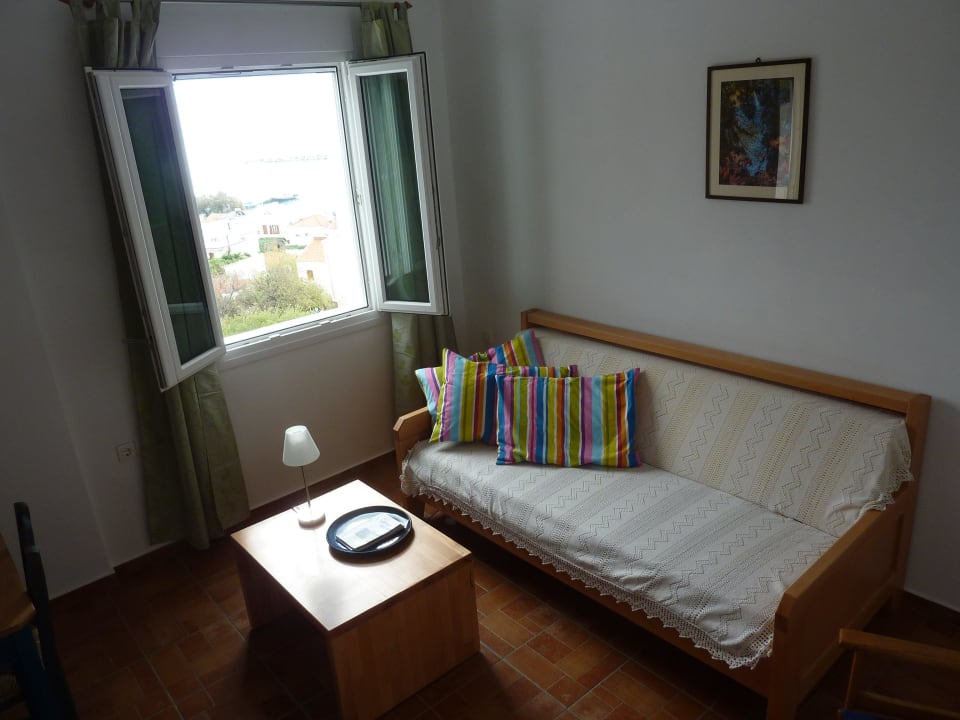 Ein Schlafsofa,  tagsüber eine gemütliche Sitzecke Apartments Kallisto