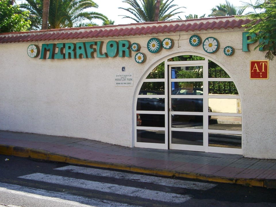 Eingang vom Miraflor Park HL Miraflor Suites Hotel