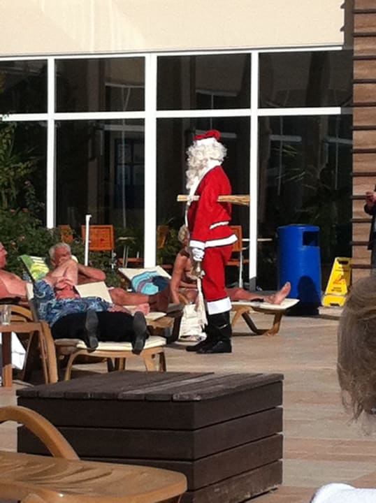 Weihnachtsmann am Pool 24.12.14 Solivia Hotel