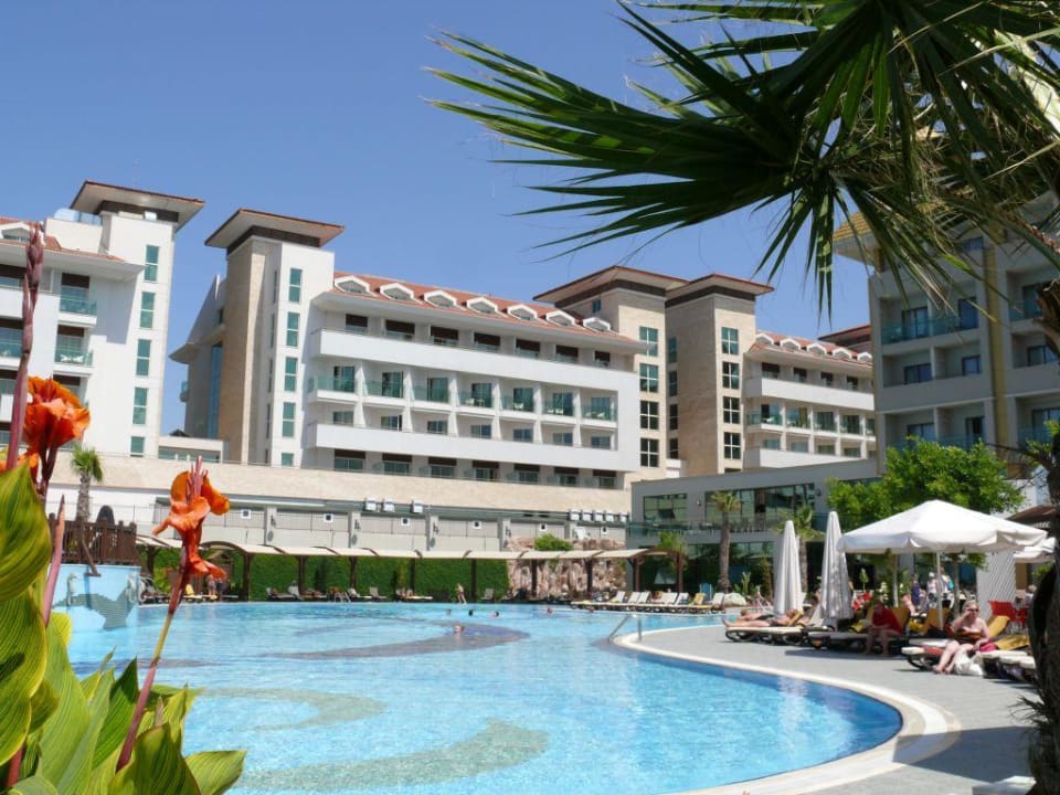 Blick über Pool zum Nachbarhotel Aydinbey Kings Palace & Spa