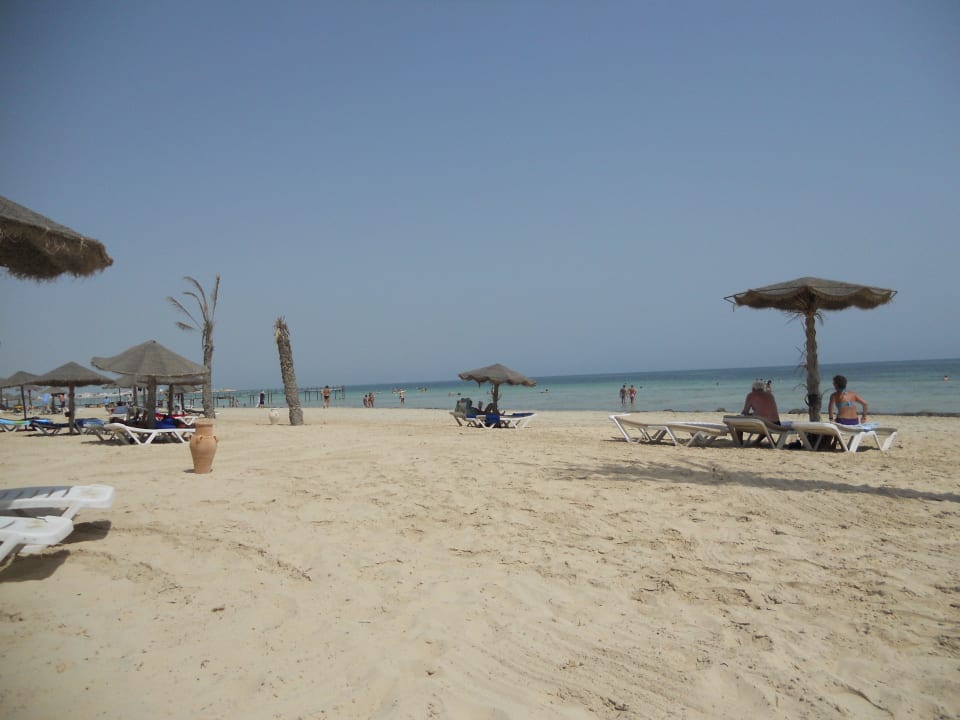 Schöner Strand mit zu wenig Liegestühlen Hotel Sangho Club Zarzis