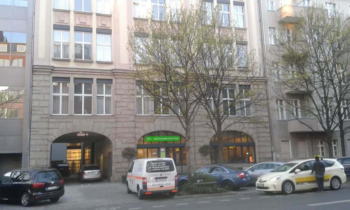 Hoteleingang Franklinstraße Garner Hotel Berlin - Charlottenburg
