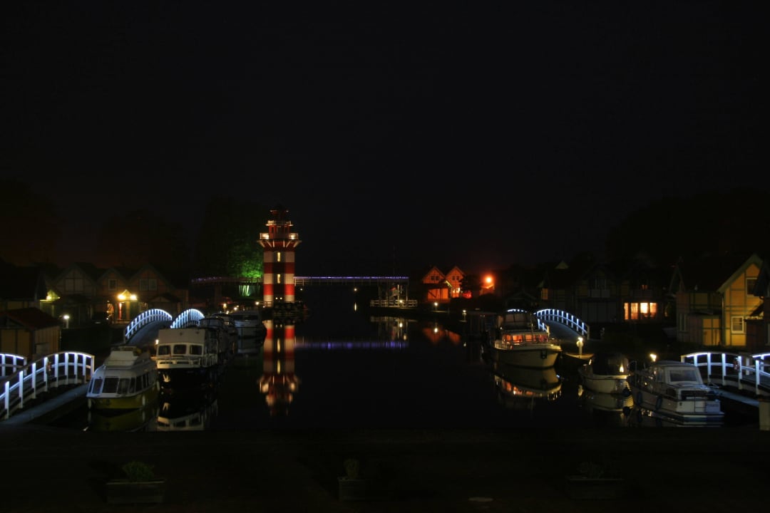 Hafendorf bei Nacht Precise Resort Hafendorf Rheinsberg