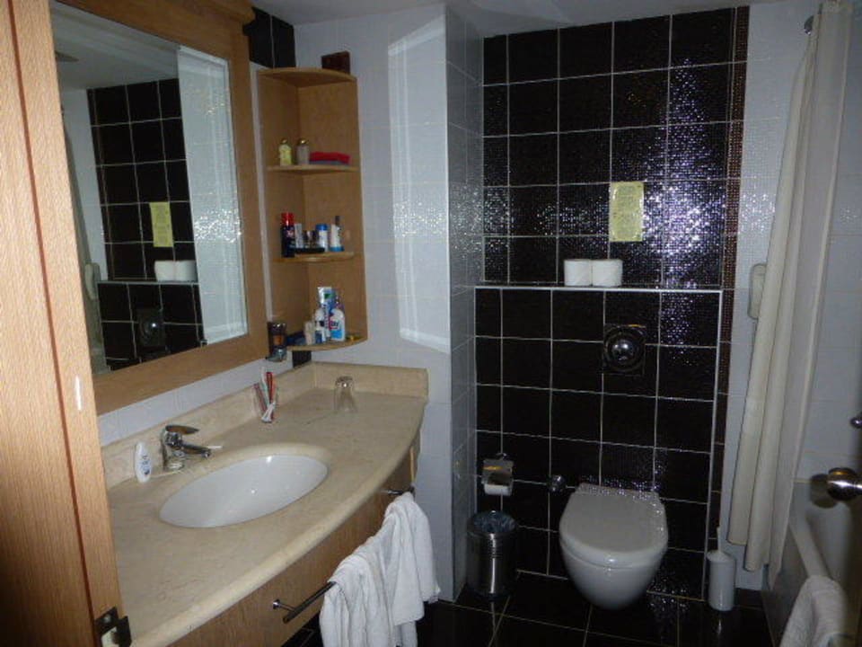 Ablagen machen alles schön aufgeräumt. Fame Residence Lara & Spa