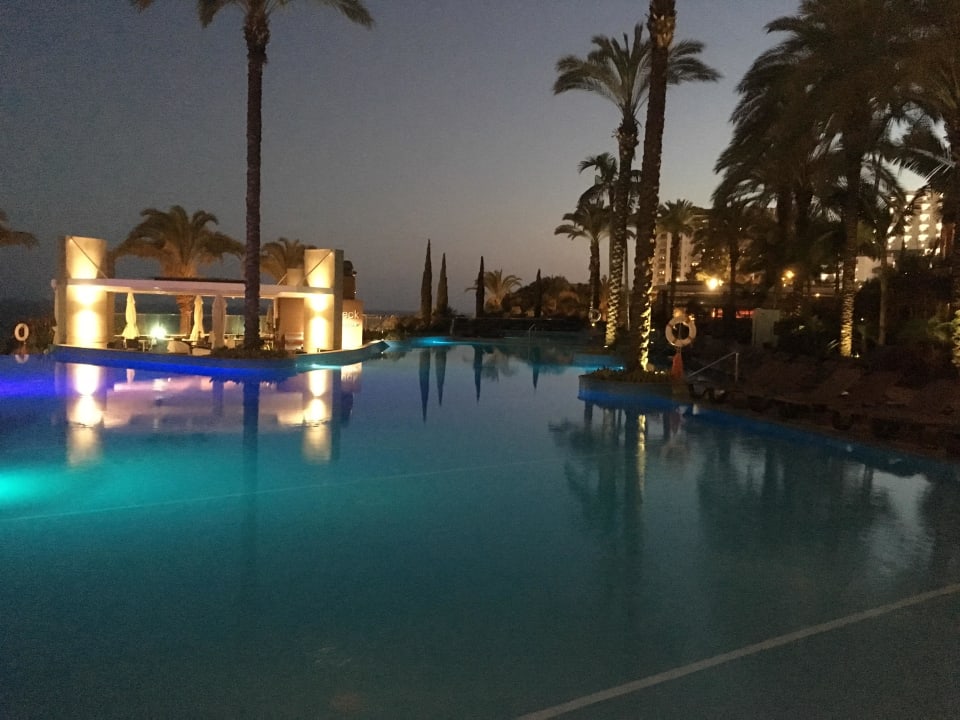 Pool bei Nacht Pestana Promenade Ocean Resort Hotel