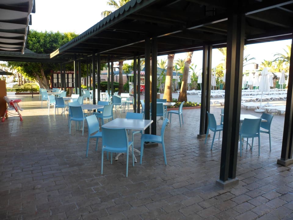 Sitzmöglichkeiten an der Poolbar Washington Resort & SPA