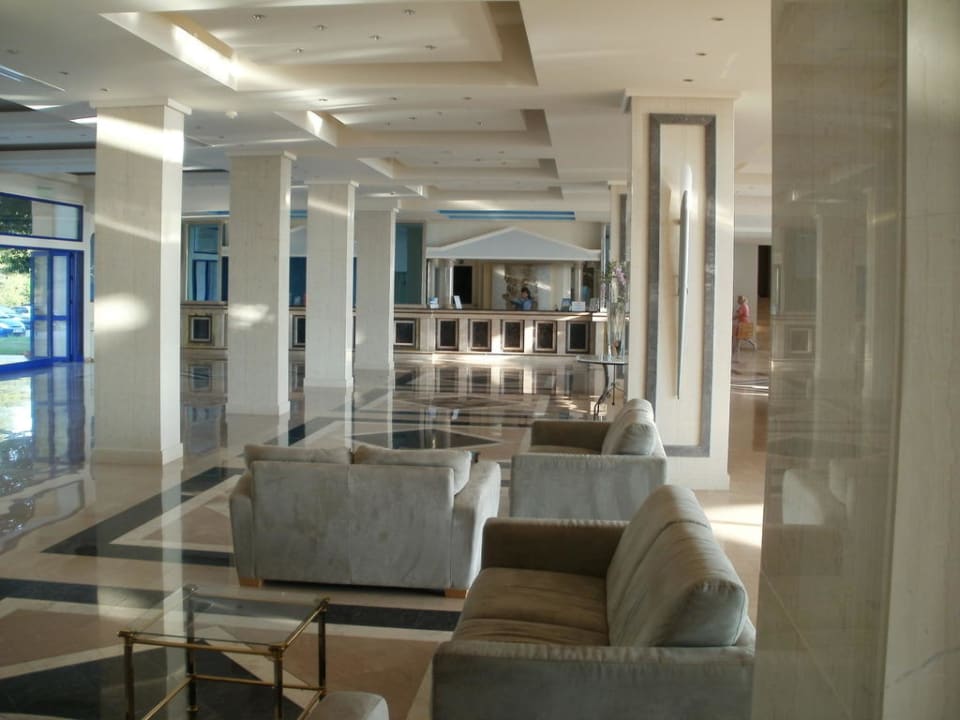 Eingang/Lobby und Rezeption Kresten Palace Hotel