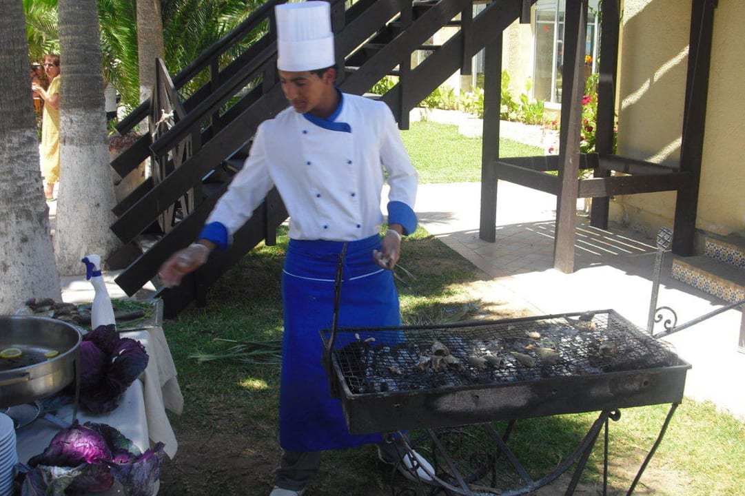 Grillen an der Strandbar Hotel Paradis Palace