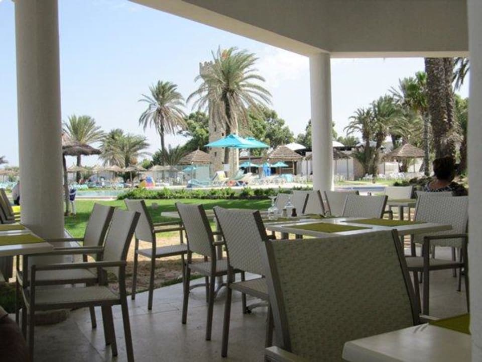 Blick aus dem Restaurant in Richtung Ruhepool Monarque Club Rivage