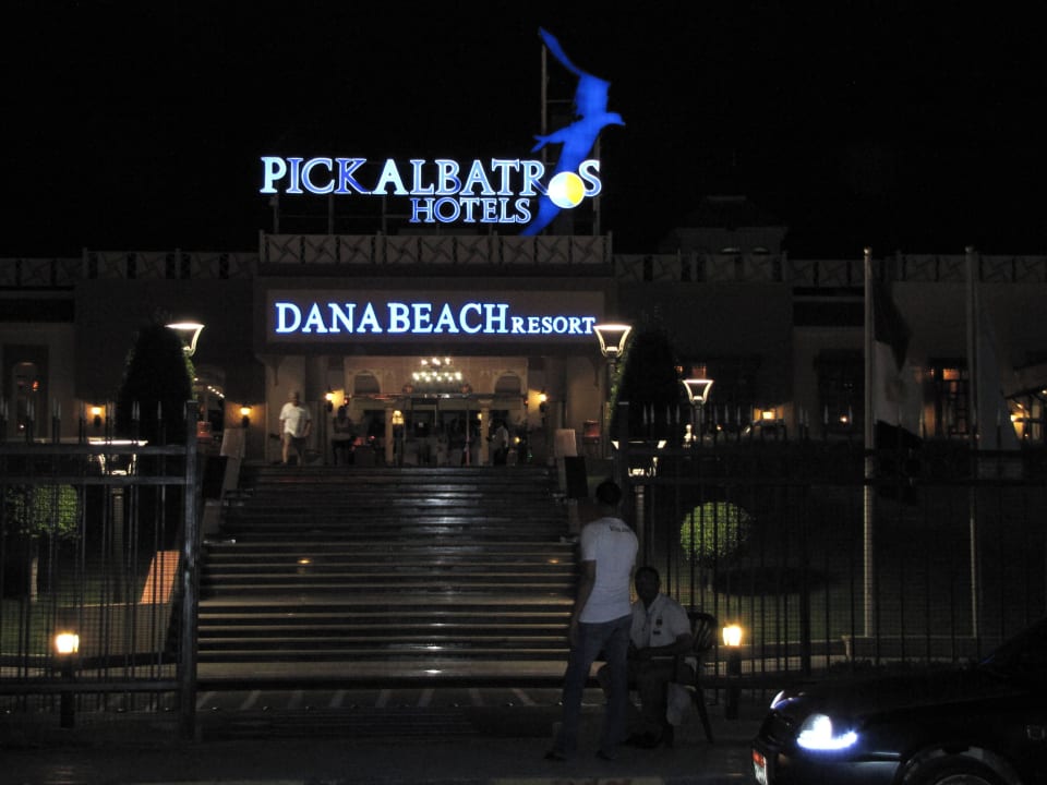 Der Eingang am Abend Pickalbatros Dana Beach Resort - Hurghada