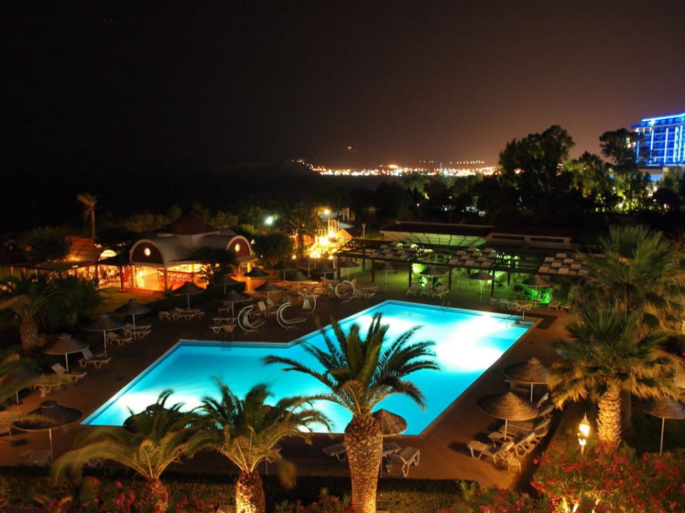 Вид ночью Pegasos Deluxe Beach Hotel