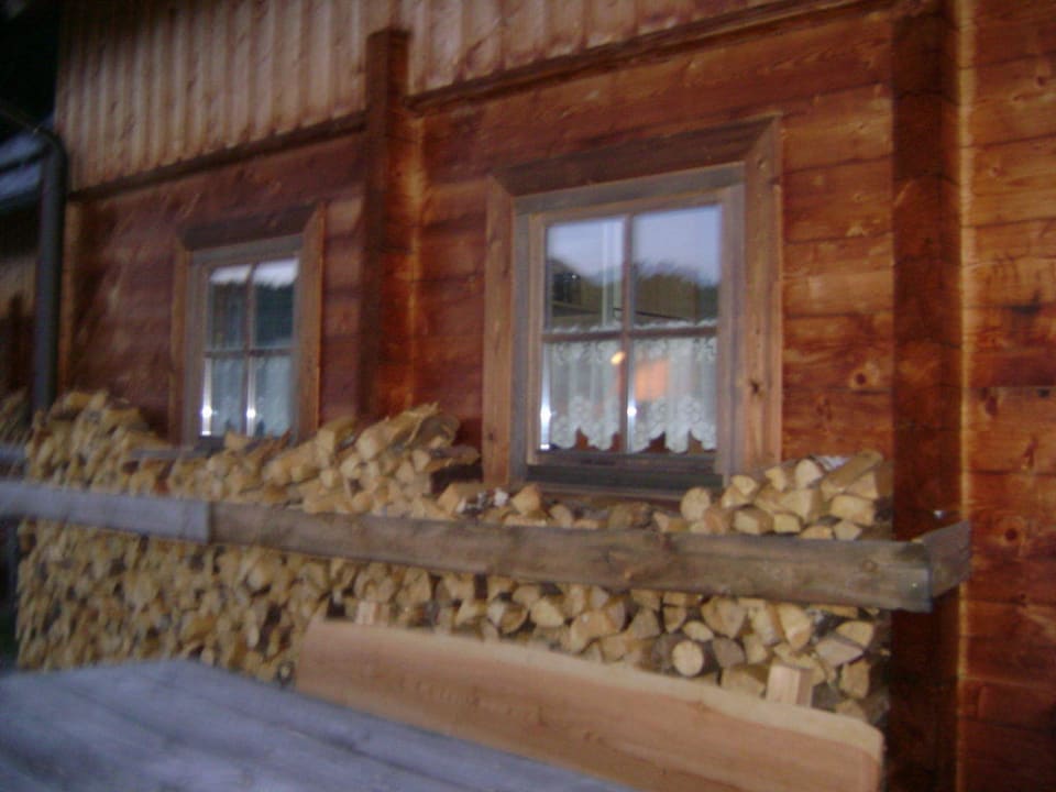 Viel Holz vor der Hütte MarktlAlm Almhüttendorf Turracher Höhe
