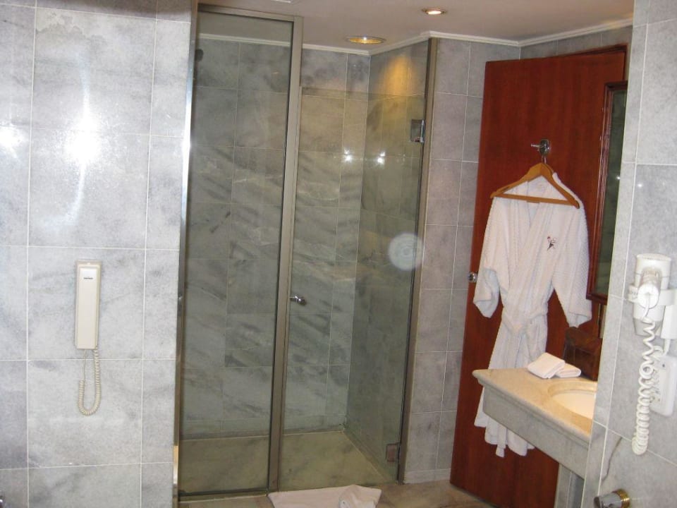 Royal Club Suite - Dusche Hotel Le Meridien Jakarta