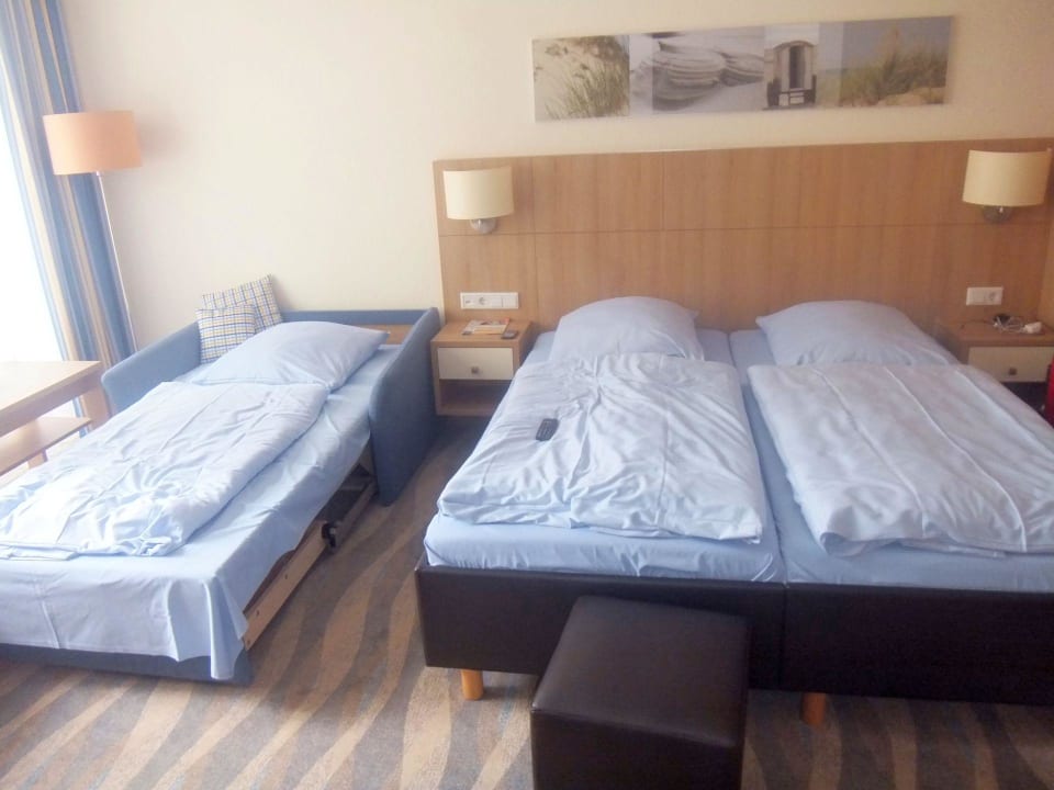 Gemütliches Bett mit einem von zwei Zustellbetten Inselhotel Bruns