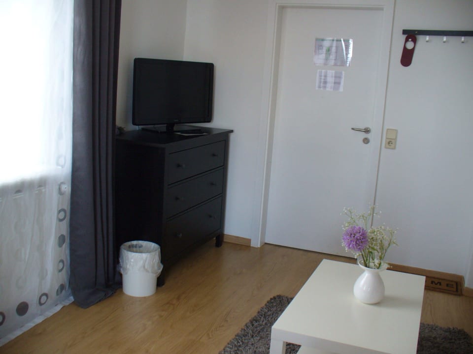 TV und Kommode Hotel Kleiner Yachthafen
