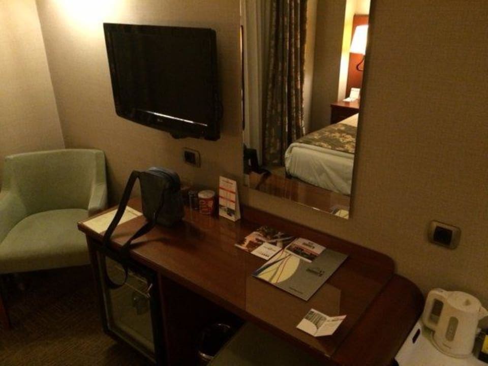 Mini Bar, Schreibtisch, TV Innpera Hotel