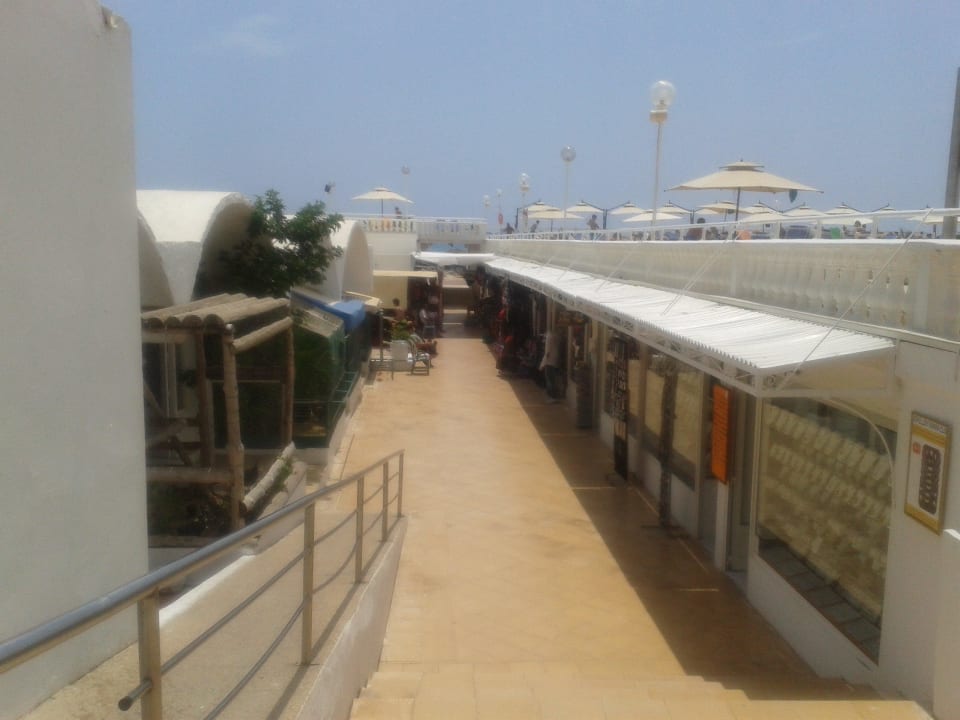 Weg zum Strand mit Bazar Samira Club