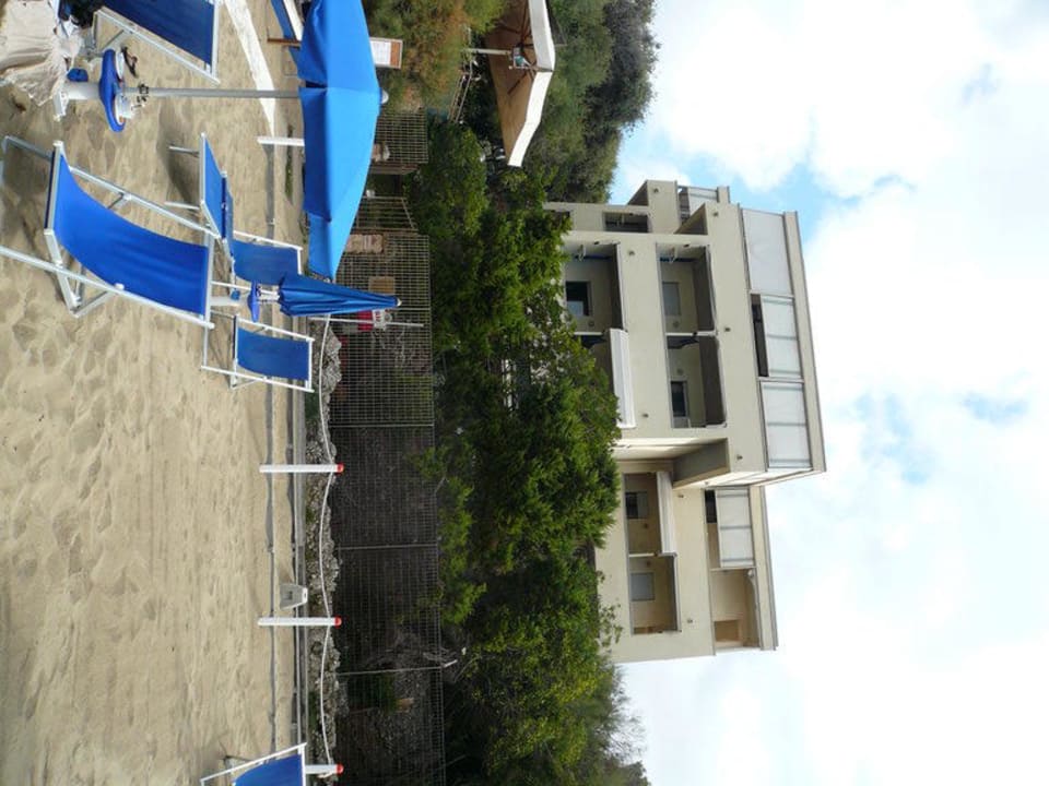 Blick aufs Hotel vom Strand aus Hotel Villa lo Scoglietto