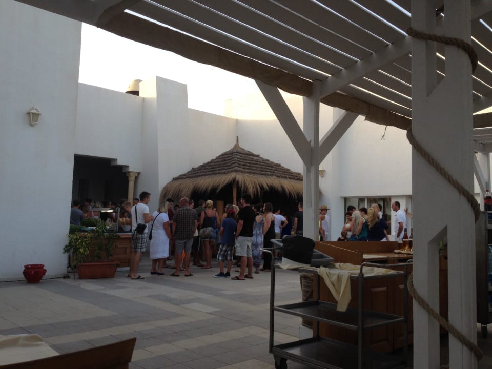 Vorm Essen... Schlangen über Schlangen Hotel El Mouradi Djerba Menzel