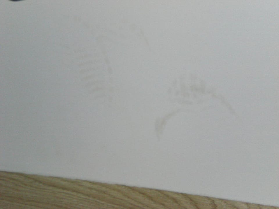 Fussabdrücke an der Wand der Suite Diamond Deluxe Hotel & SPA