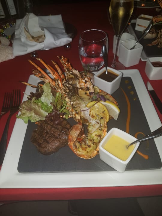 Gastro Hotel Le Meridien Al Aqah Beach Resort