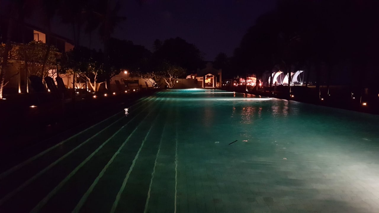 Pool in der Nacht Hotel Jetwing Beach