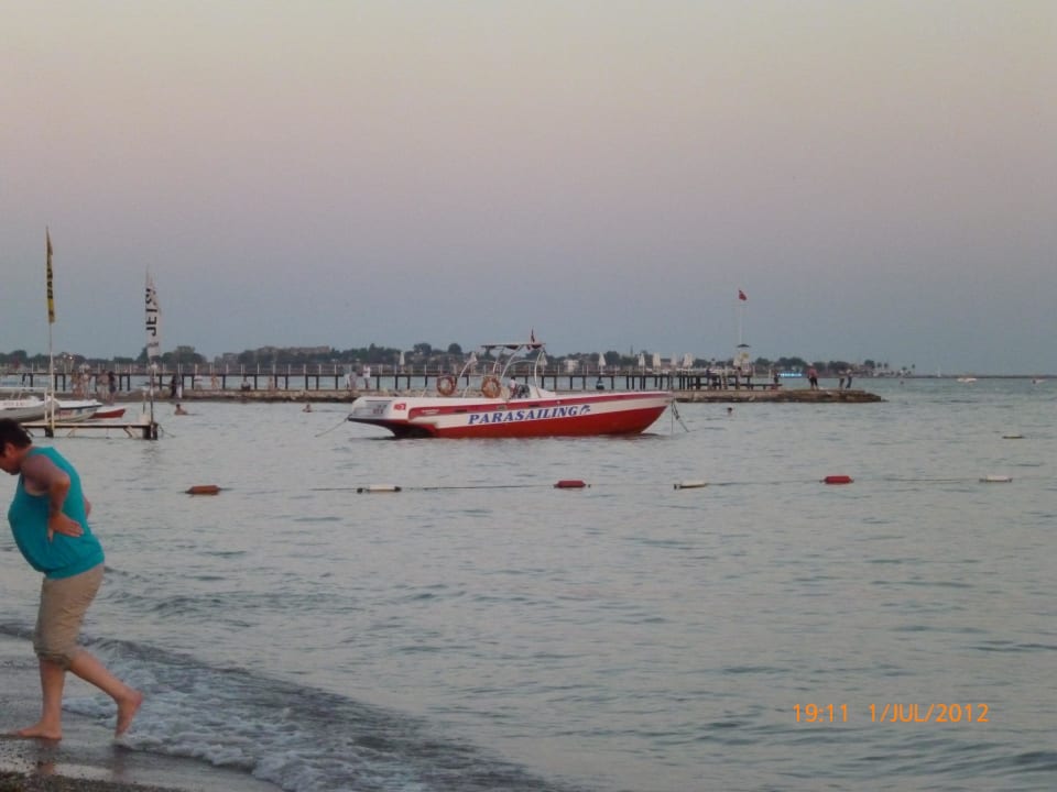 Links vom Strandabschnitt Seaden Corolla Hotel