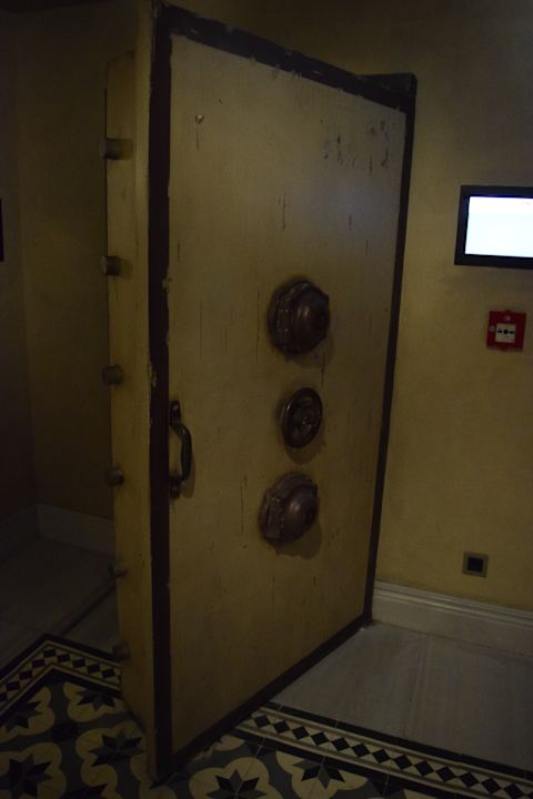 Alter Banksafe im Keller... The House Hotel Vault Karakoy