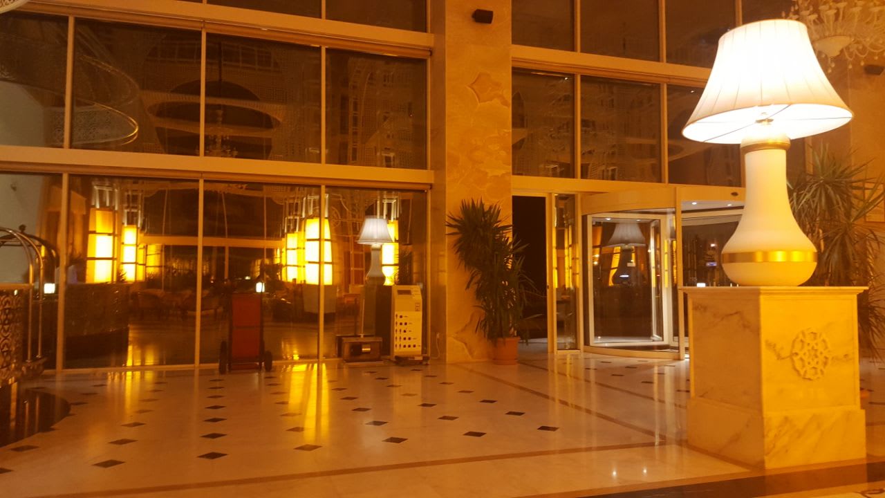 Lobby Well Palace Side