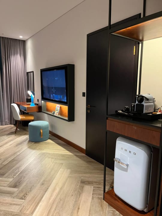 Zimmer The WB Abu Dhabi, Curio Collection By Hilton