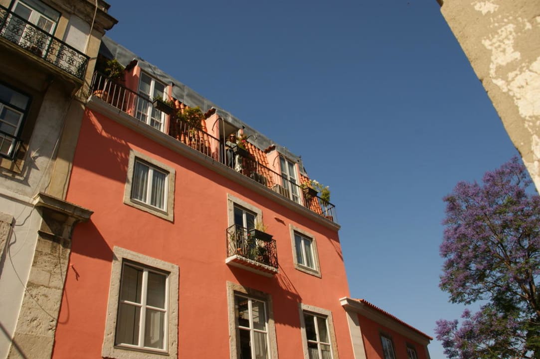 Widok na hotel z ulicy  Hotel Solar Dos Mouros