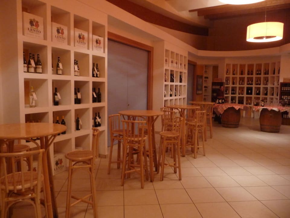 Blick in die Enoteca Calabrese Falkensteiner Club Funimation Garden Calabria