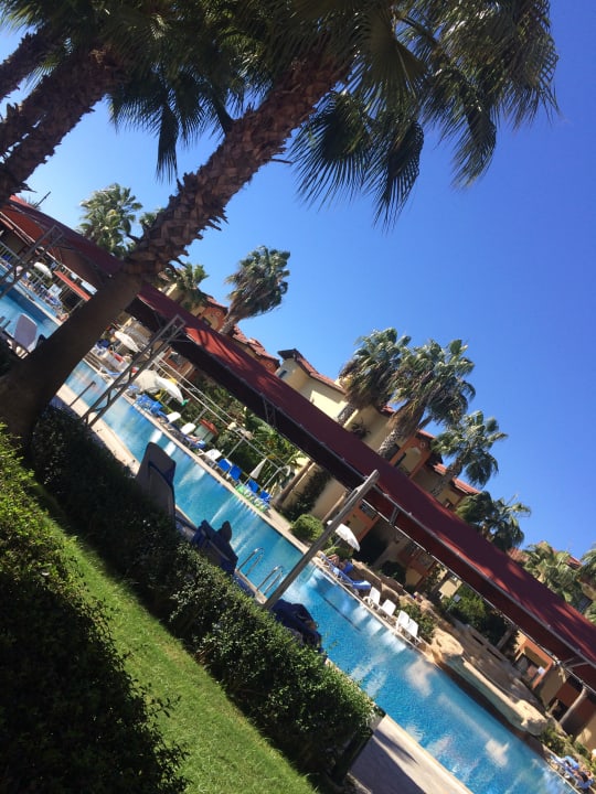 Hauptbaus + Pool  Miramare Queen Hotel