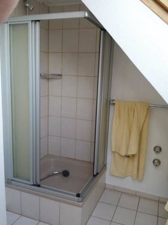 Unzumutbare Dusche (ca. 170cm hohe Duschkabine) Hotel-Gasthof Zur Kapelle