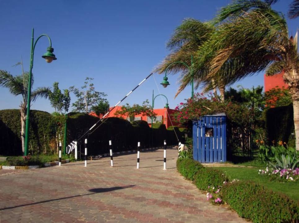 Eingang zum Hotel und Wachhäuschen Aurora Bay Resort Marsa Alam
