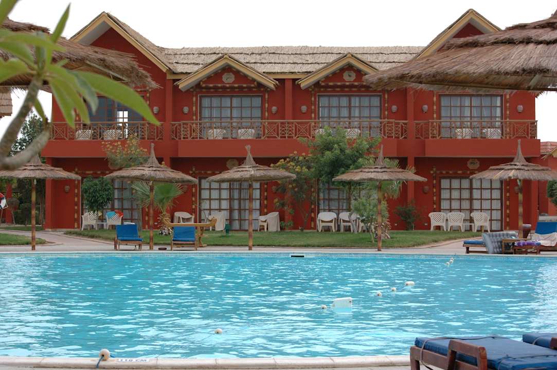 Pokoje po drugiej stronie basenu Pickalbatros Jungle Aqua Park Resort - Neverland Hurghada